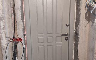 стальная дверь для загородного дома с порошковым напылением и мдф