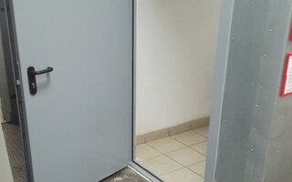 входная противопожарная дверь с тремя петлями