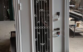 металлическая дверь с металлобагетом снаружи, покрытие порошковой краской белого цвета