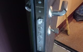 замок с ручкой в тамбурной двери
